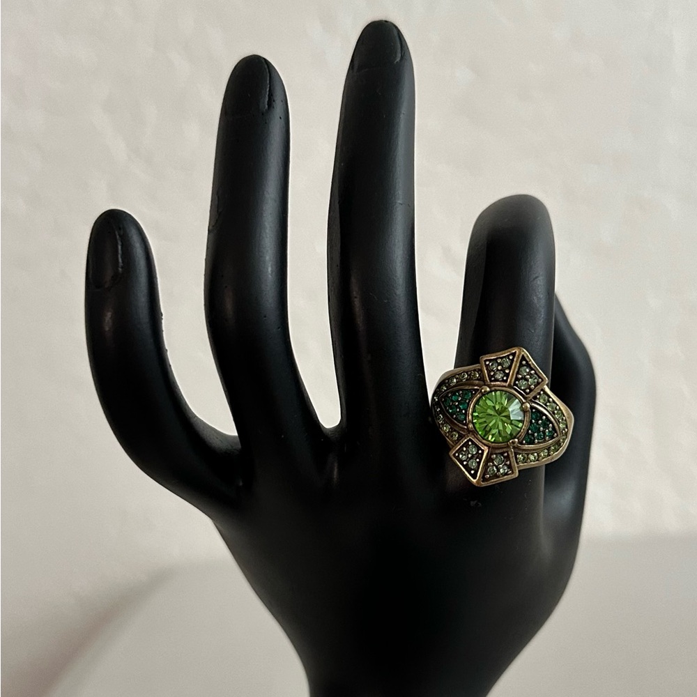 La Vintage green Gemstone/Brass Tone ring